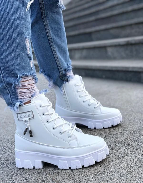 белые ботинки с джинсами