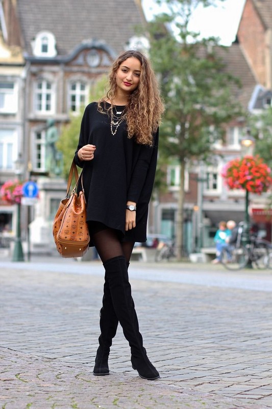 Черное платье с ботфортами