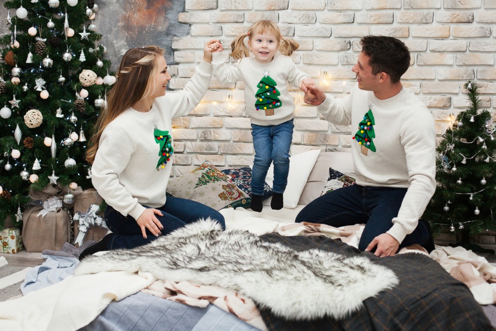 Новогодние образы для семейной фотосессии с детьми: идеи нарядов для дома и улицы