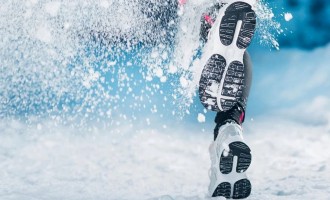 кроссовки на снегу