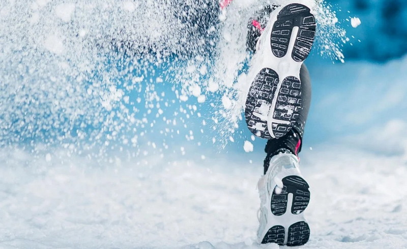 кроссовки на снегу