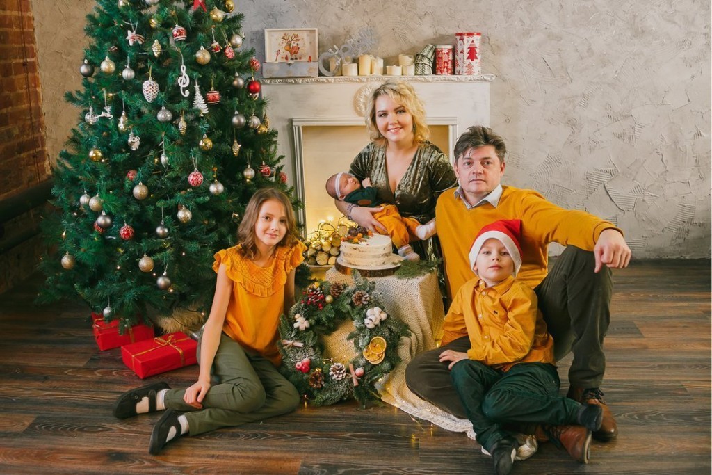 Новогодние образы для семейной фотосессии с детьми: идеи нарядов для дома и улицы