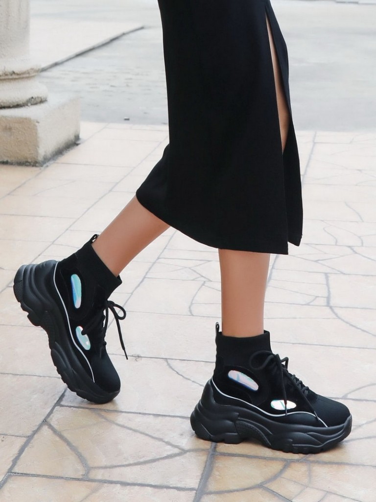 Женские кроссовки на высокой платформе - с чем носить, модные образы 2023