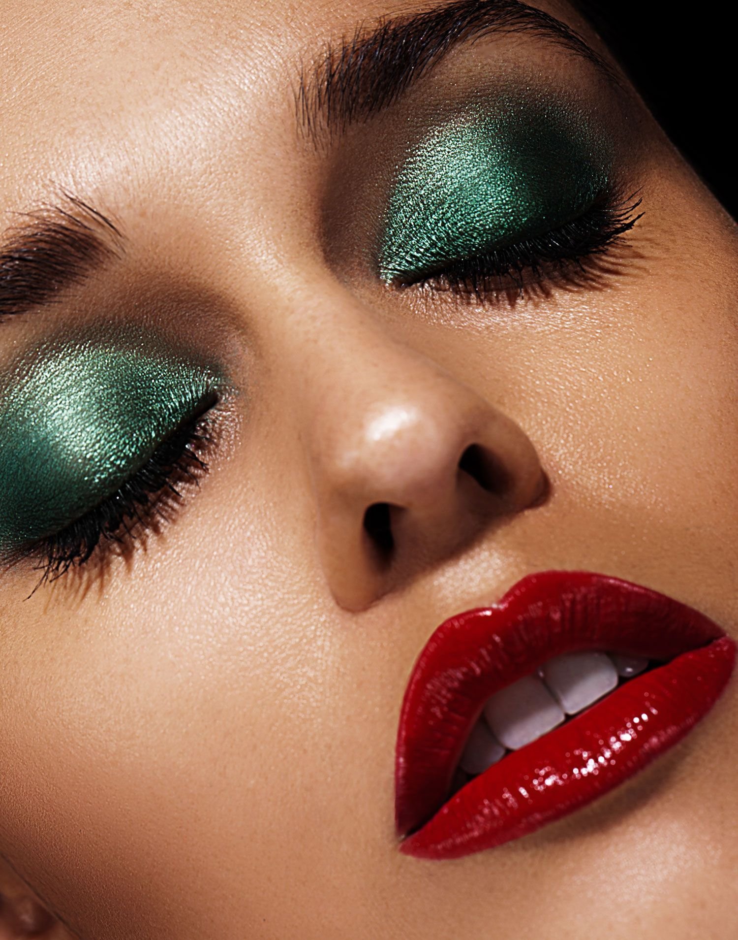 Как сделать трендовый зеленый макияж с красными губами на Новый год 2024?