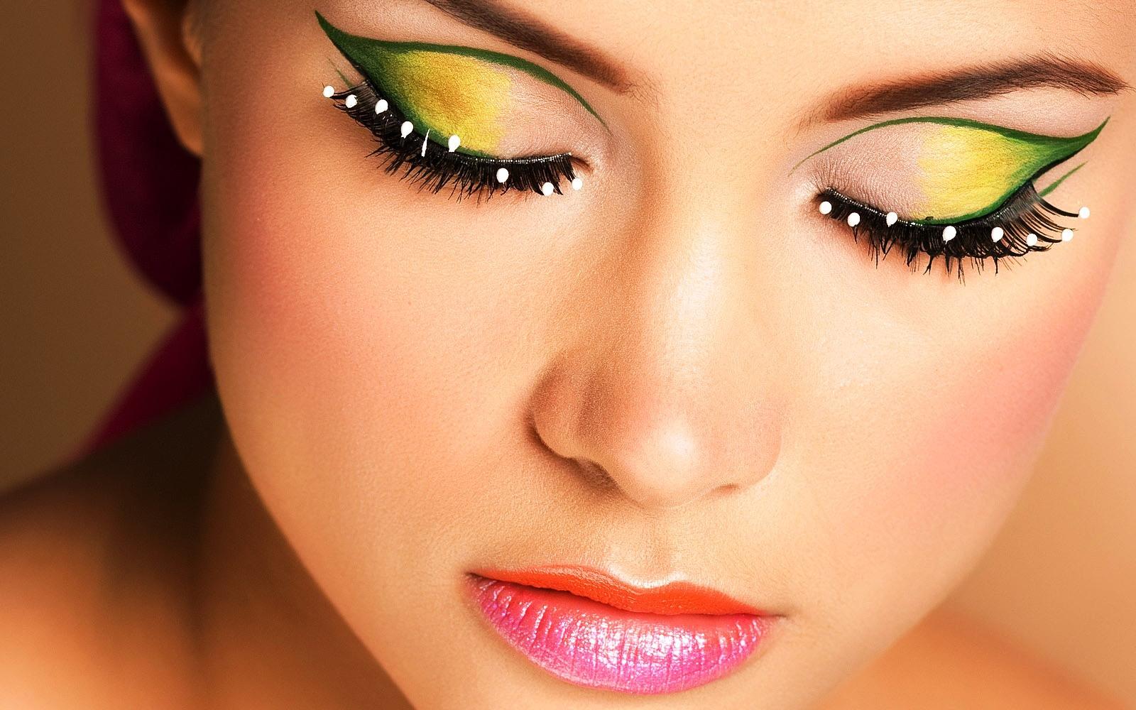 Как сделать трендовый зеленый макияж с красными губами на Новый год 2024?