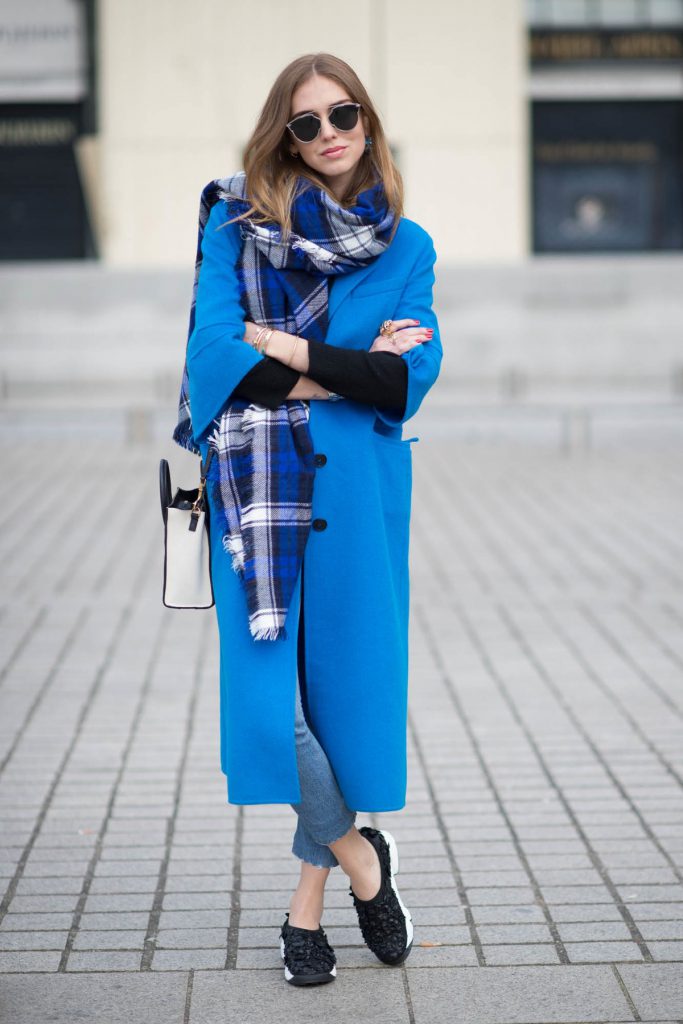 Синее пальто – хит осеннего сезона. На какие стилизации стоит поставить?